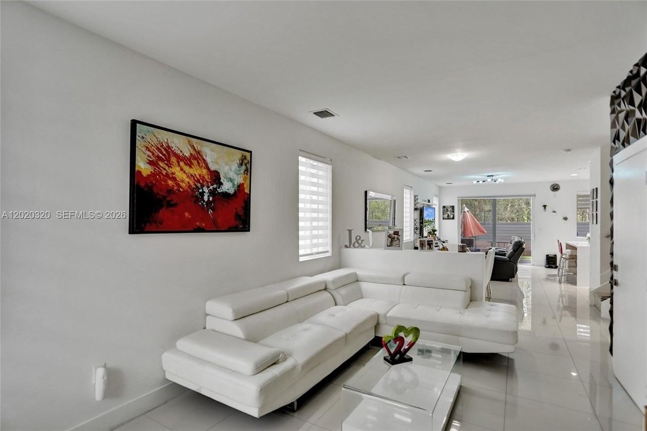 10265 Nw 72nd Ter - Photo 3 of 25