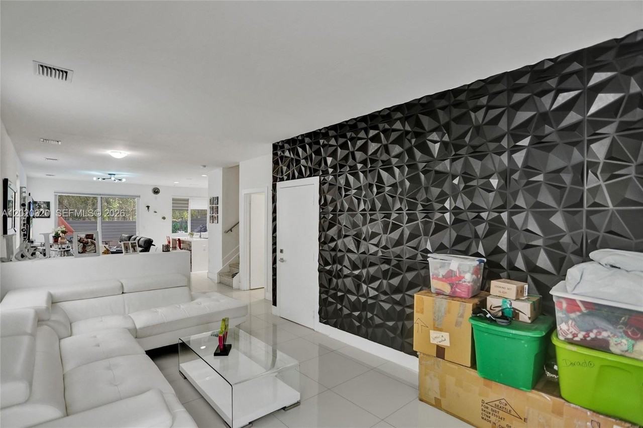 10265 Nw 72nd Ter - Photo 4 of 25