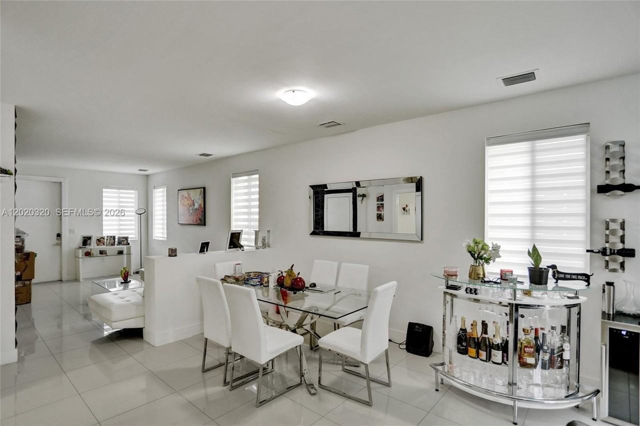 10265 Nw 72nd Ter - Photo 5 of 25