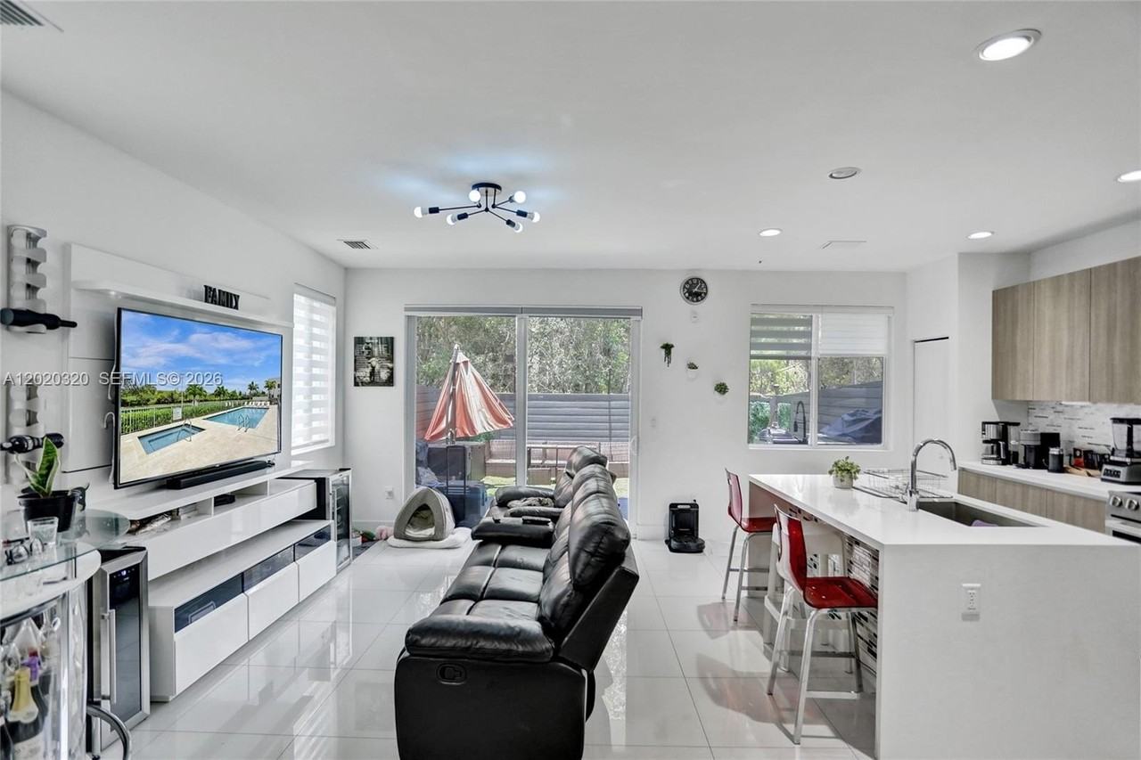 10265 Nw 72nd Ter - Photo 7 of 25