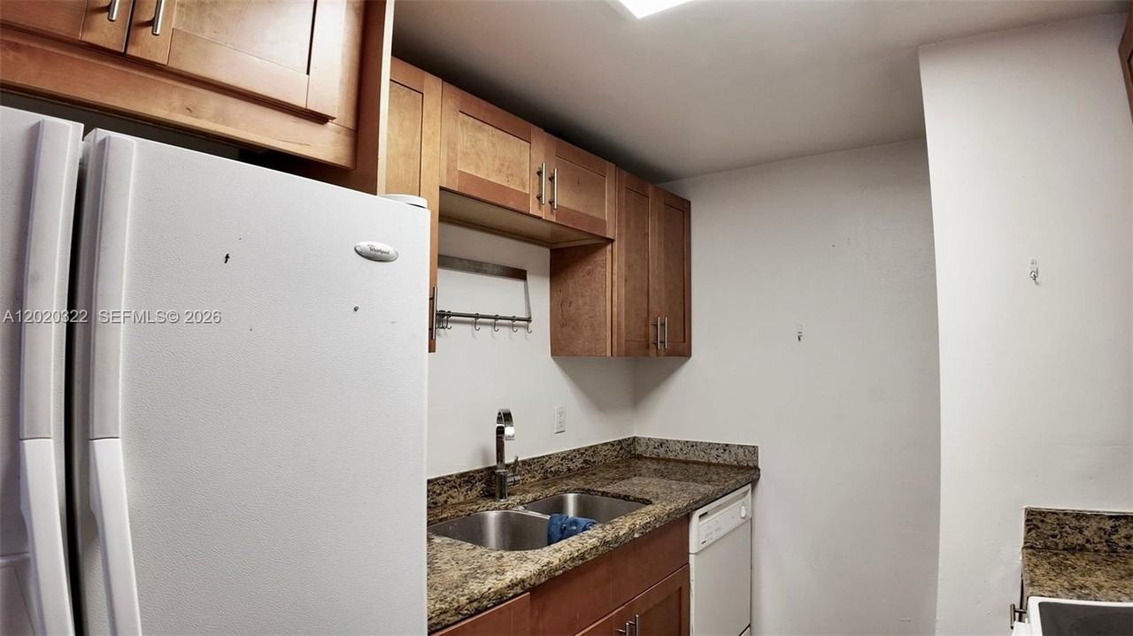 2138 Sw 6th St #101 - Photo 5 of 25