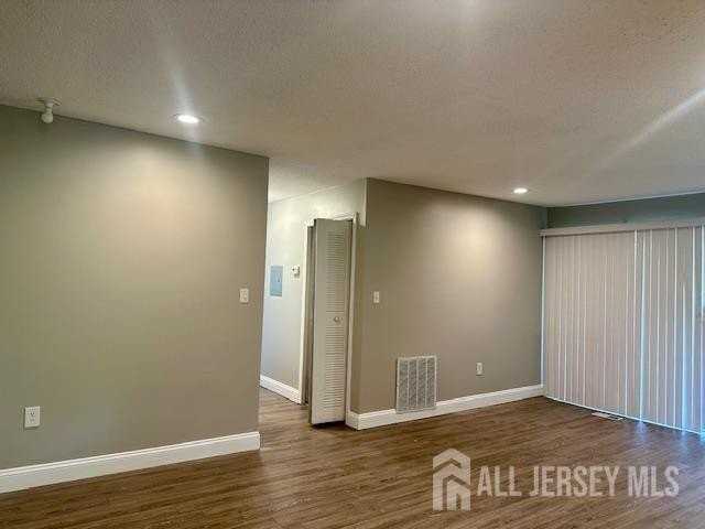 3 Farnham Sq - Photo 6 of 31