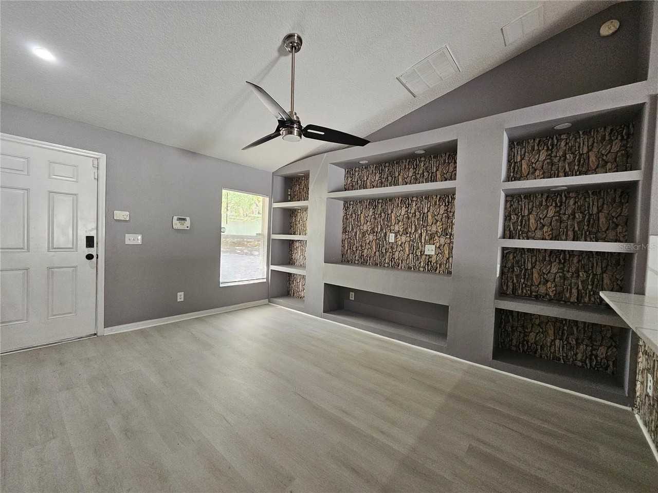 622 Brooke Ct - Photo 2 of 17