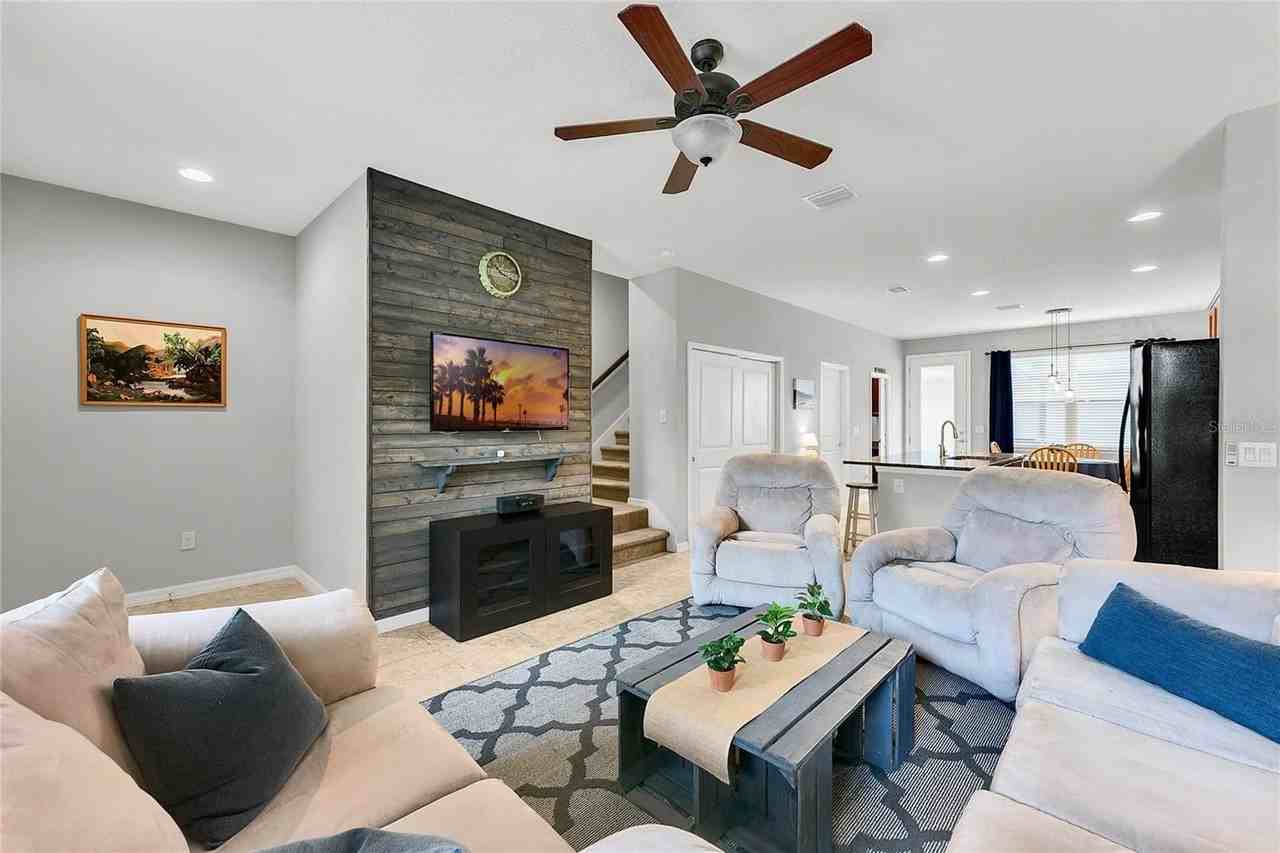 7254 Duxbury Ln - Photo 3 of 18
