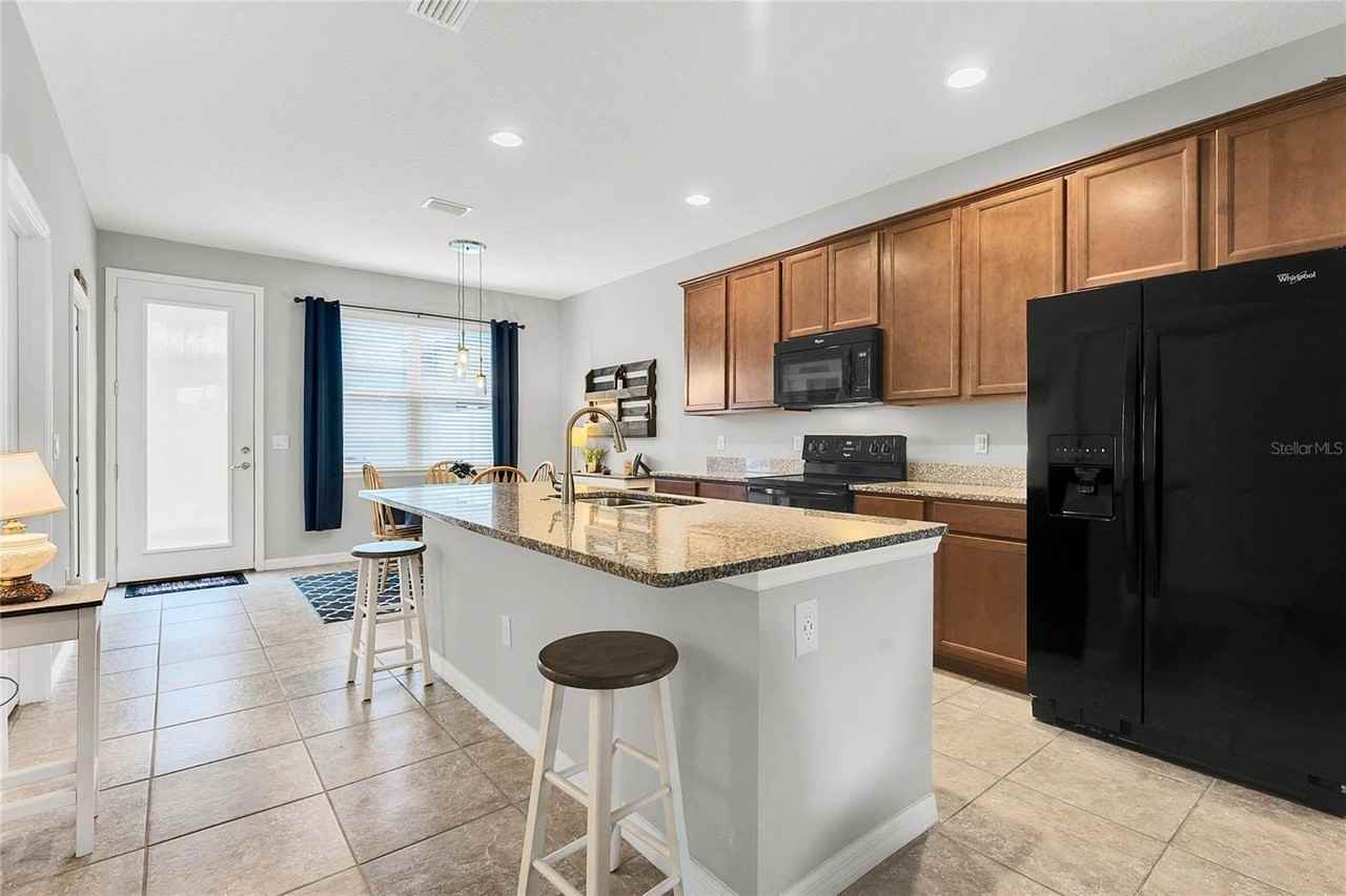 7254 Duxbury Ln - Photo 6 of 18