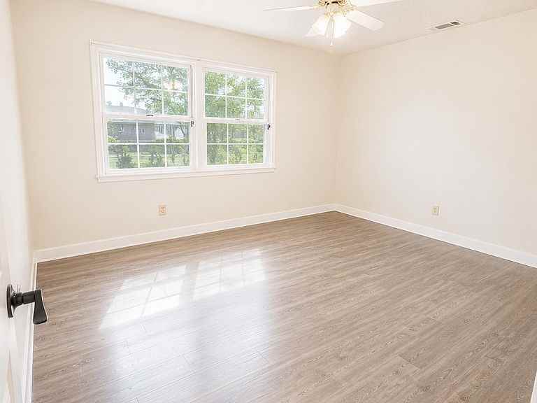 1146 West 17th Street - Photo 3 of 9