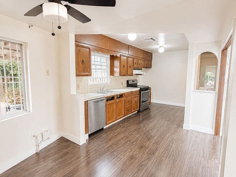 1146 West 17th Street - Photo 6 of 9