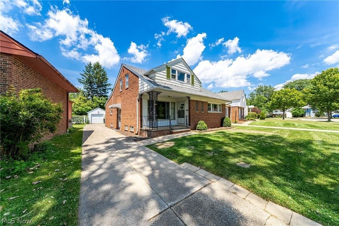 24111 Edgehill Dr - Photo 3 of 41