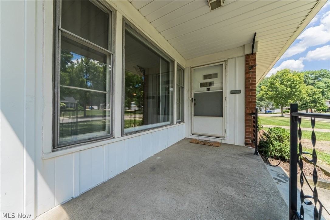 24111 Edgehill Dr - Photo 4 of 41