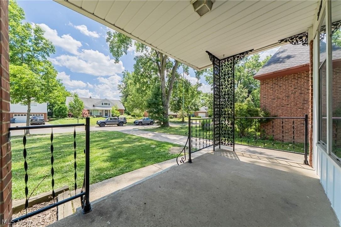 24111 Edgehill Dr - Photo 5 of 41