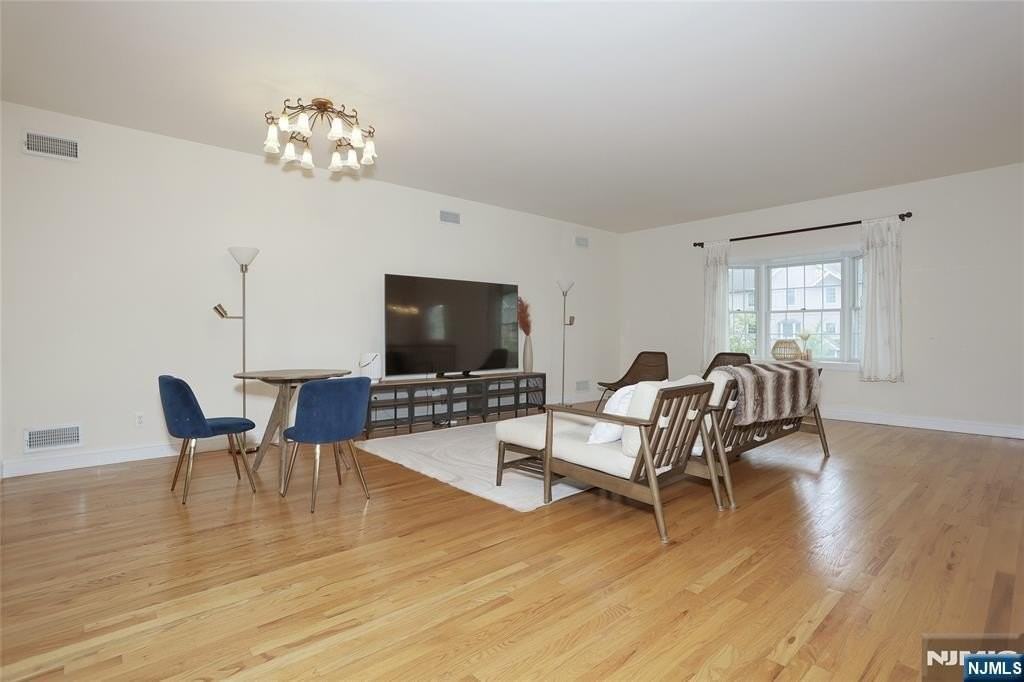 118 Demarest Ln - Photo 3 of 27