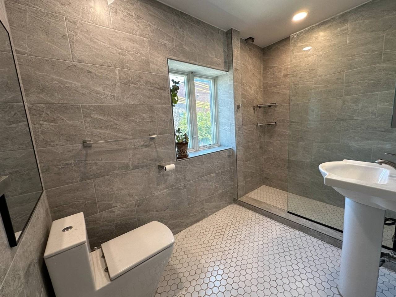 132 Dwight St - Photo 4 of 11
