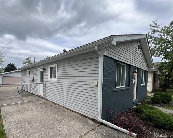5847 N Berry St - Photo 3 of 20
