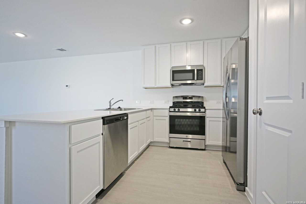 2411 Shady Grv - Photo 3 of 24