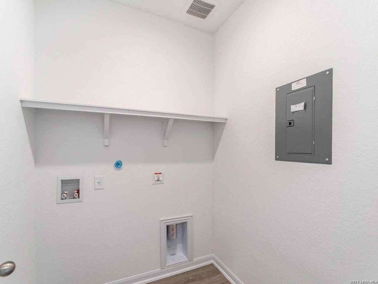 11130 Hollinger Cir - Photo 5 of 17