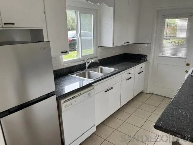 445 Mesa Way - Photo 3 of 7