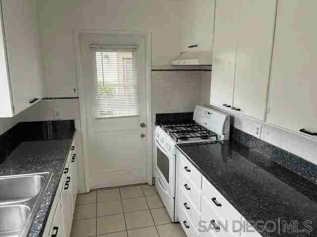445 Mesa Way - Photo 4 of 7