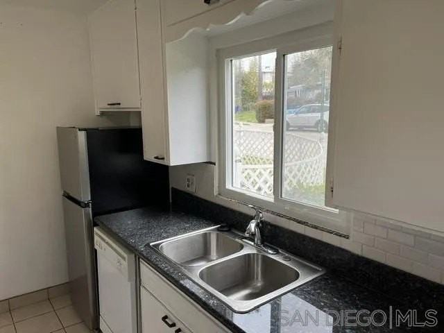 445 Mesa Way - Photo 5 of 7