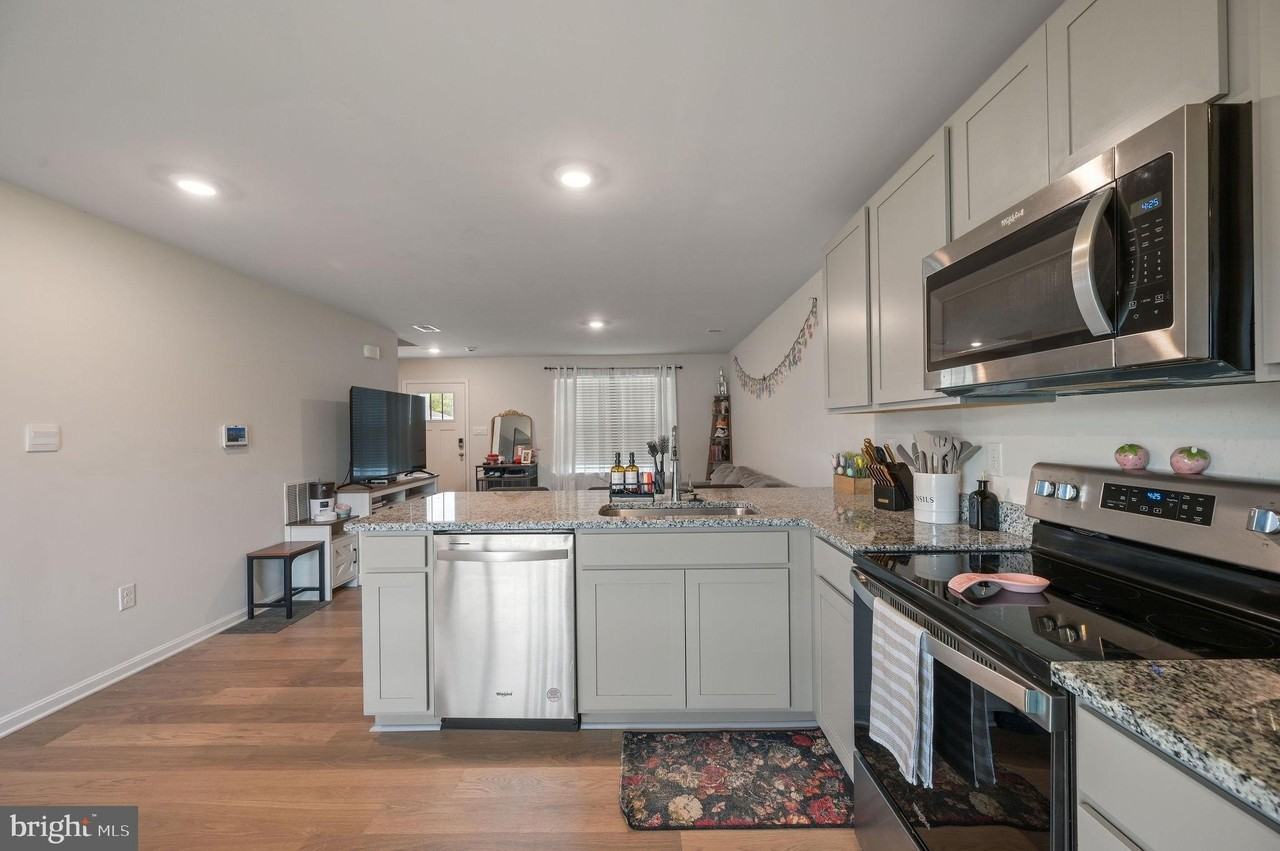 31 New England Dr - Photo 6 of 17