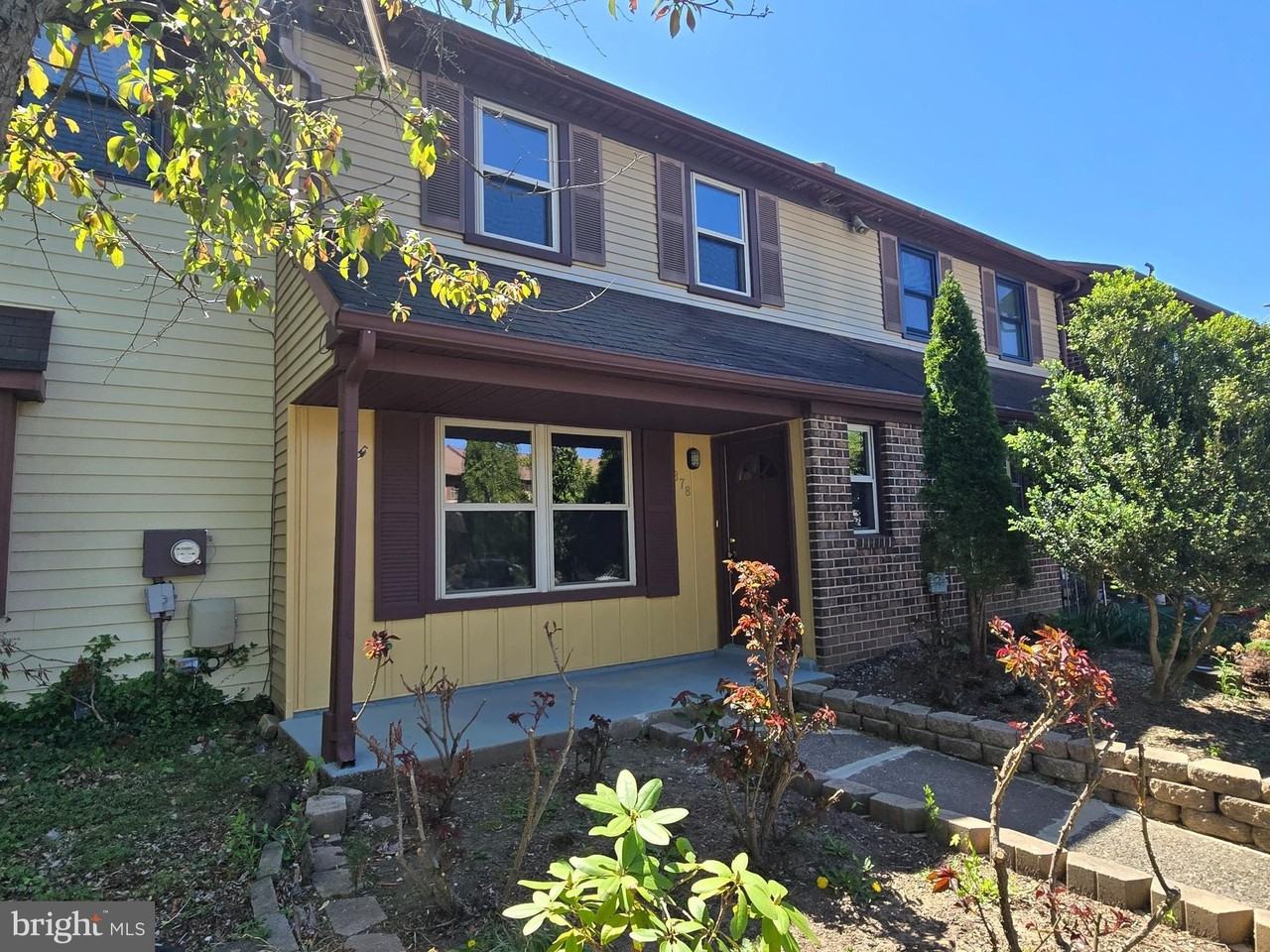 878 Williams Pl - Photo 2 of 27