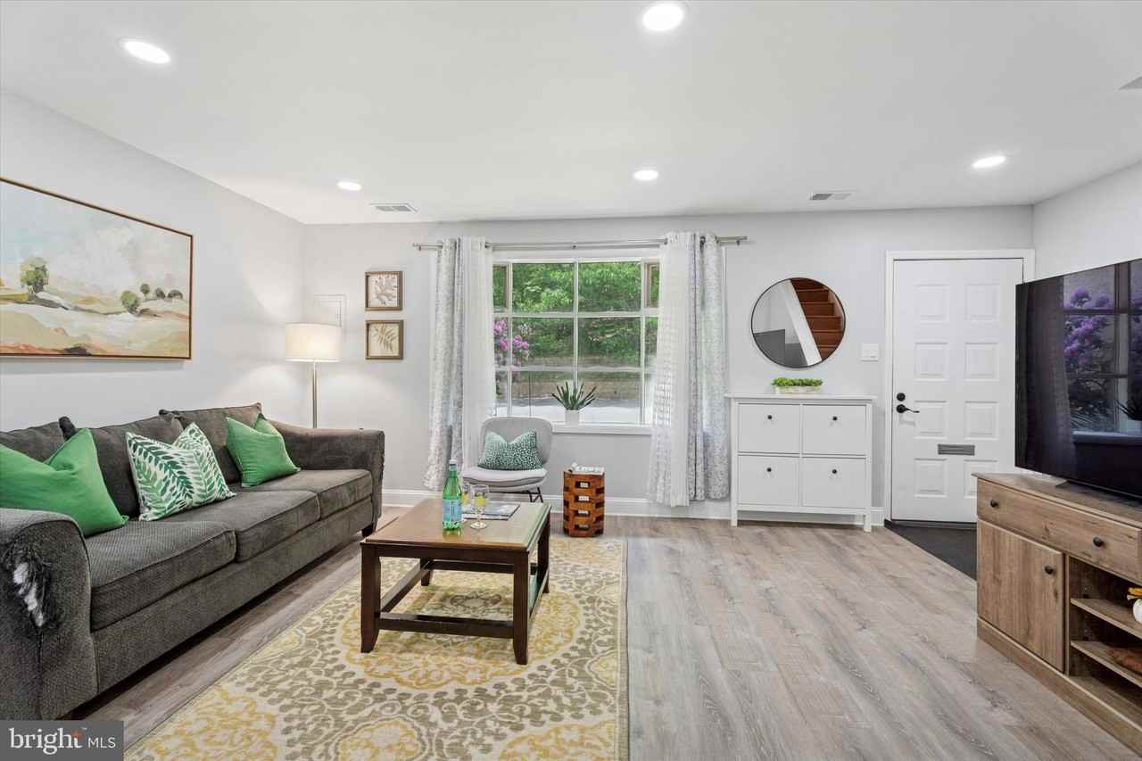 205 Woodside Cir - Photo 4 of 23