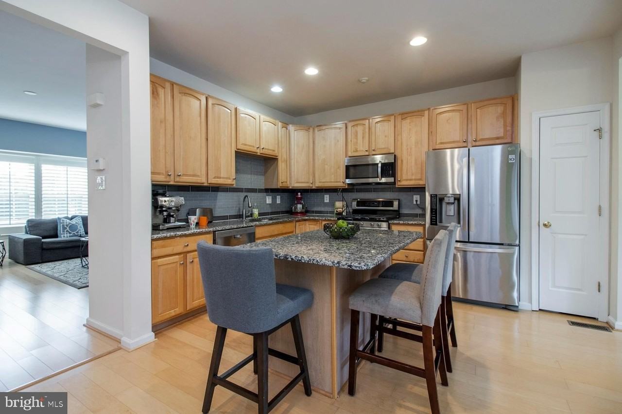 205 Devon Ct - Photo 4 of 30