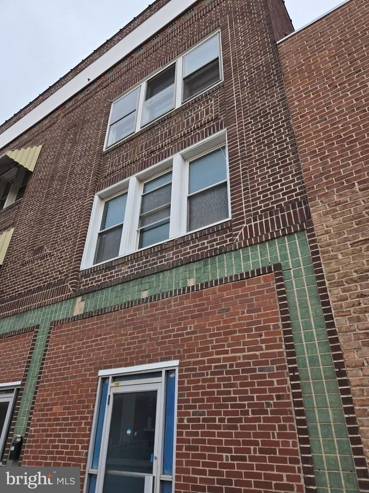 727 E Market St - Photo 3 of 35