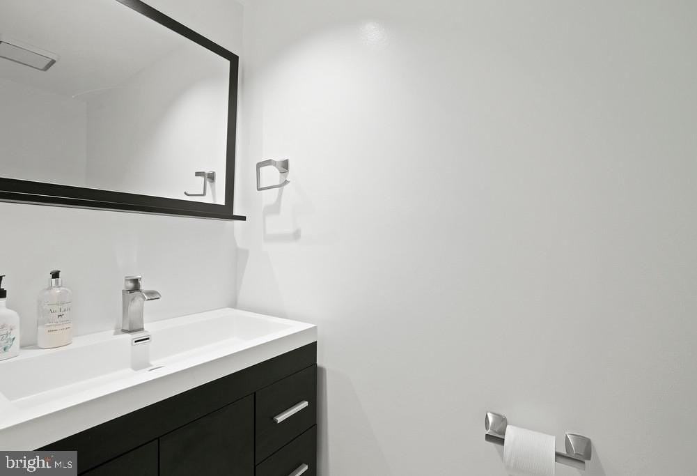 2927-F S Woodstock St #6 - Photo 4 of 32