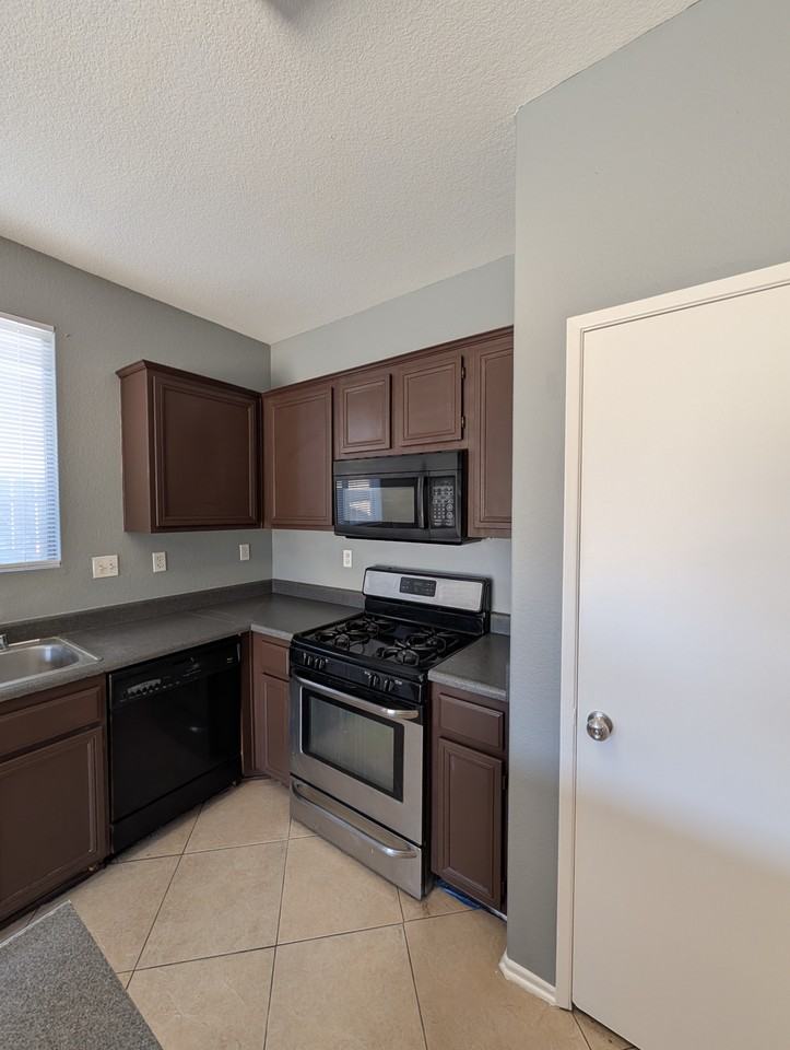 43592 Yukon Ct - Photo 2 of 11