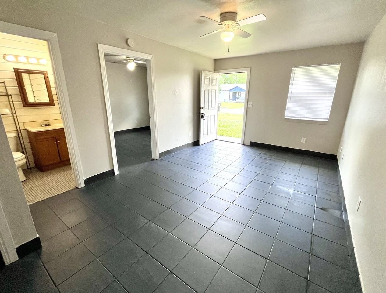 304 S B St #1 - Photo 2 of 6