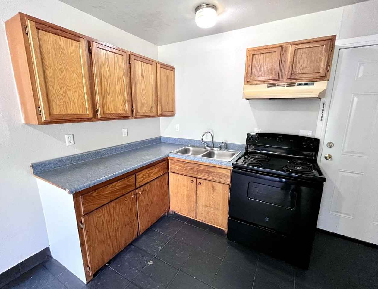 304 S B St #1 - Photo 3 of 6