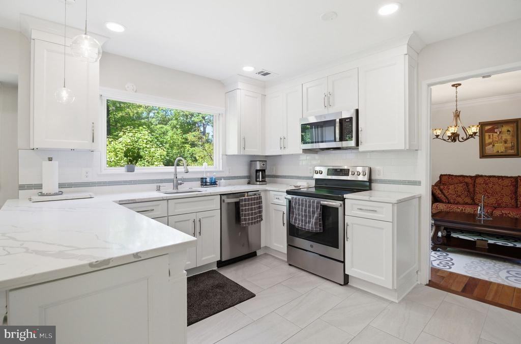1509 Farsta Ct - Photo 4 of 40