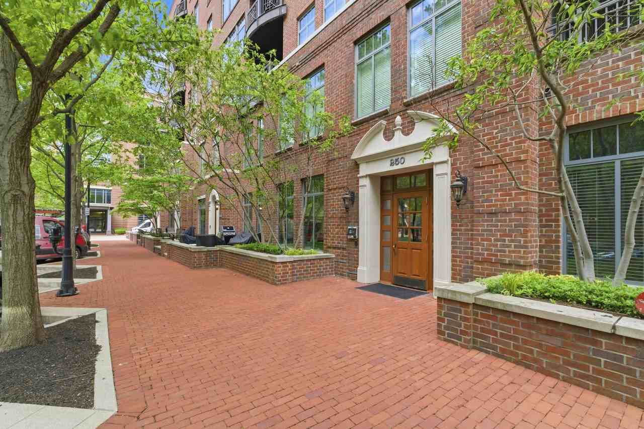 250 Daniel Burnham Sq - Photo 2 of 41