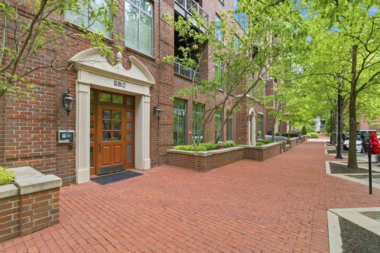 250 Daniel Burnham Sq - Photo 3 of 41