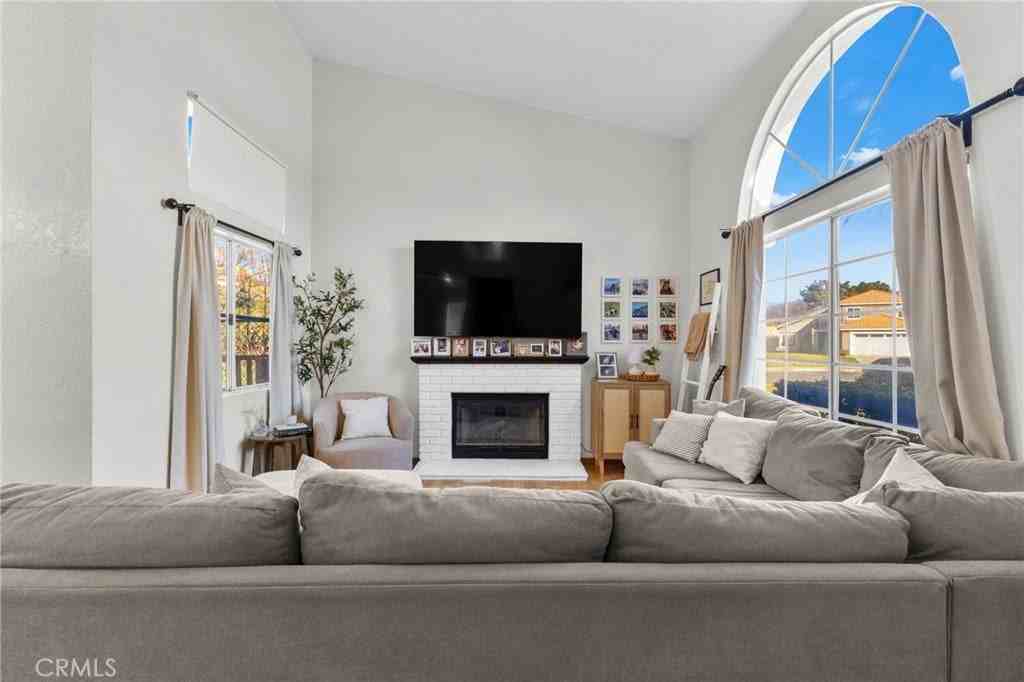 2266 N Forest Ave - Photo 5 of 41