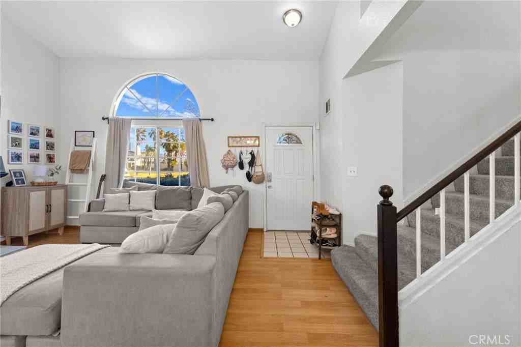 2266 N Forest Ave - Photo 7 of 41