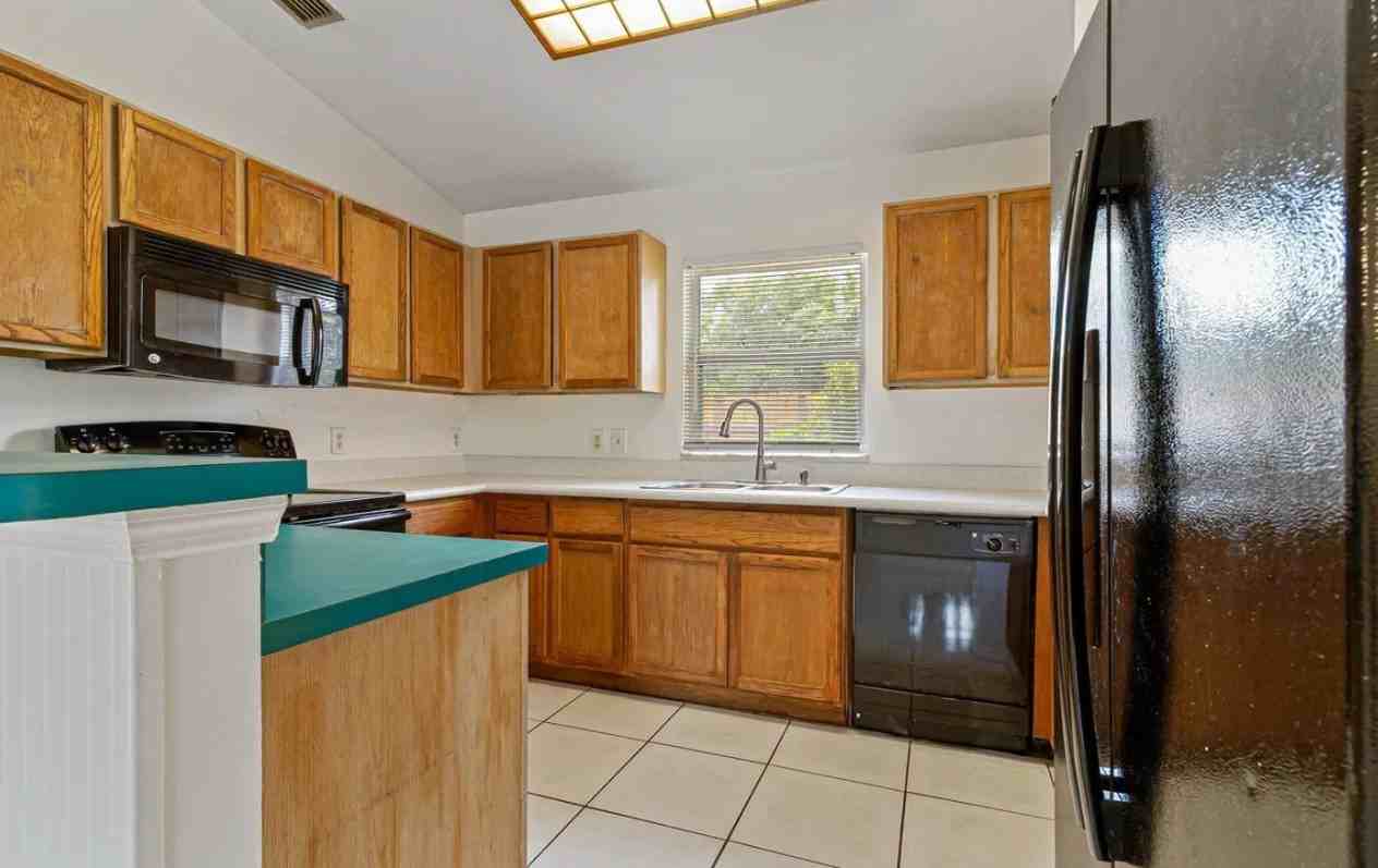 1706 Apache Street Northeast - Photo 6 of 14