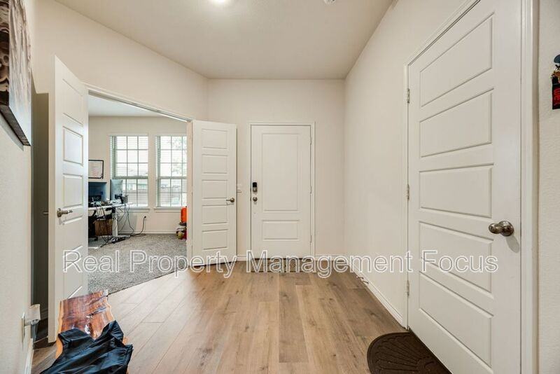 7205 Bledington Ln - Photo 4 of 30
