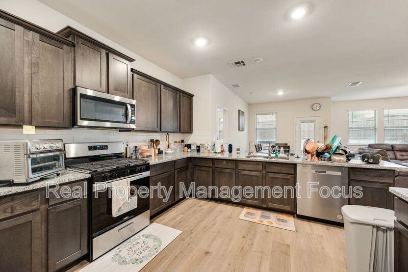 7205 Bledington Ln - Photo 7 of 30