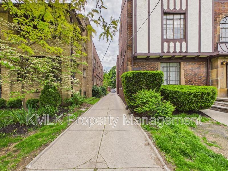 1352 Kenilworth Ave - Photo 2 of 28