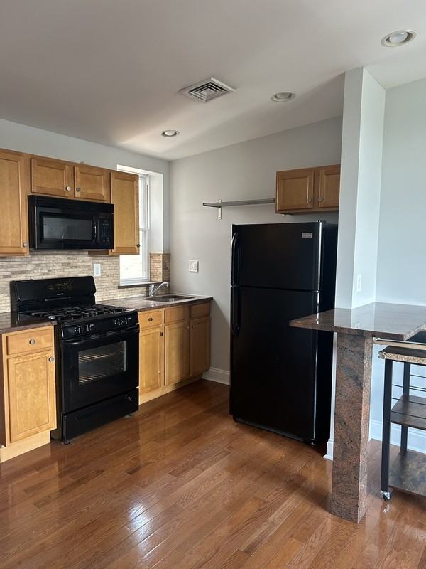 1125 Tasker St - Photo 2 of 15