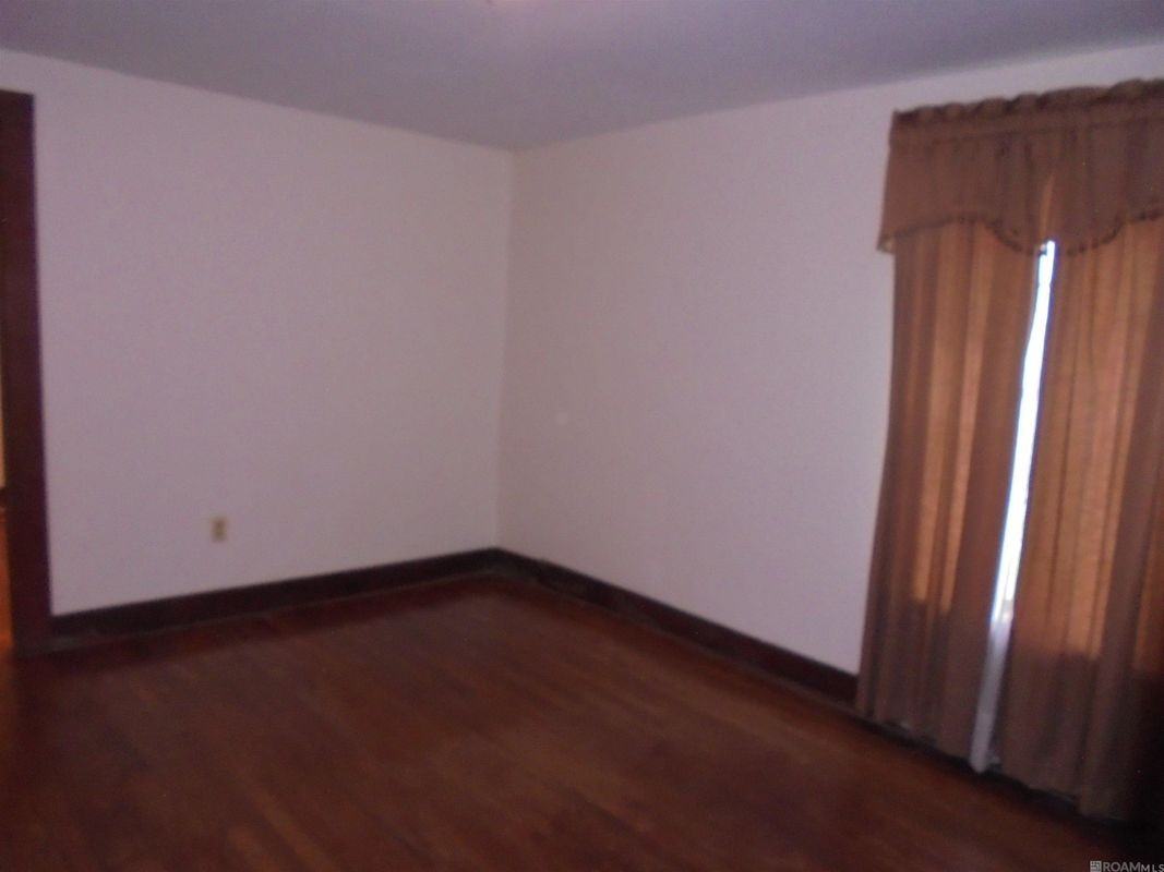 2411 Valley St - Photo 7 of 14