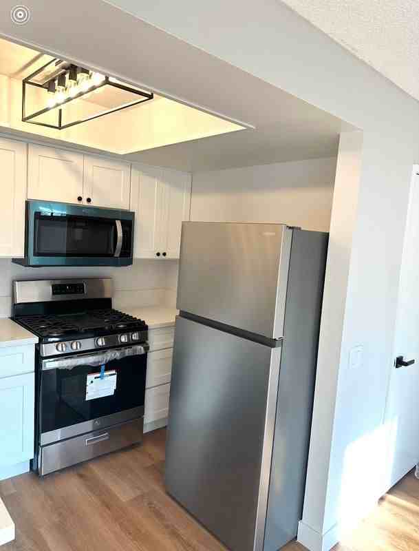 918 W College St - Photo 2 of 10