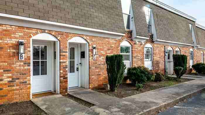 100 Lynn Cir #H - Photo 3 of 26