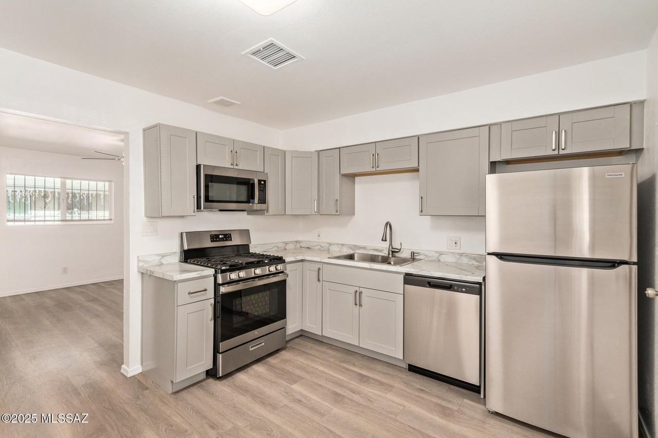 137 S Grande Ave #4 - Photo 2 of 10