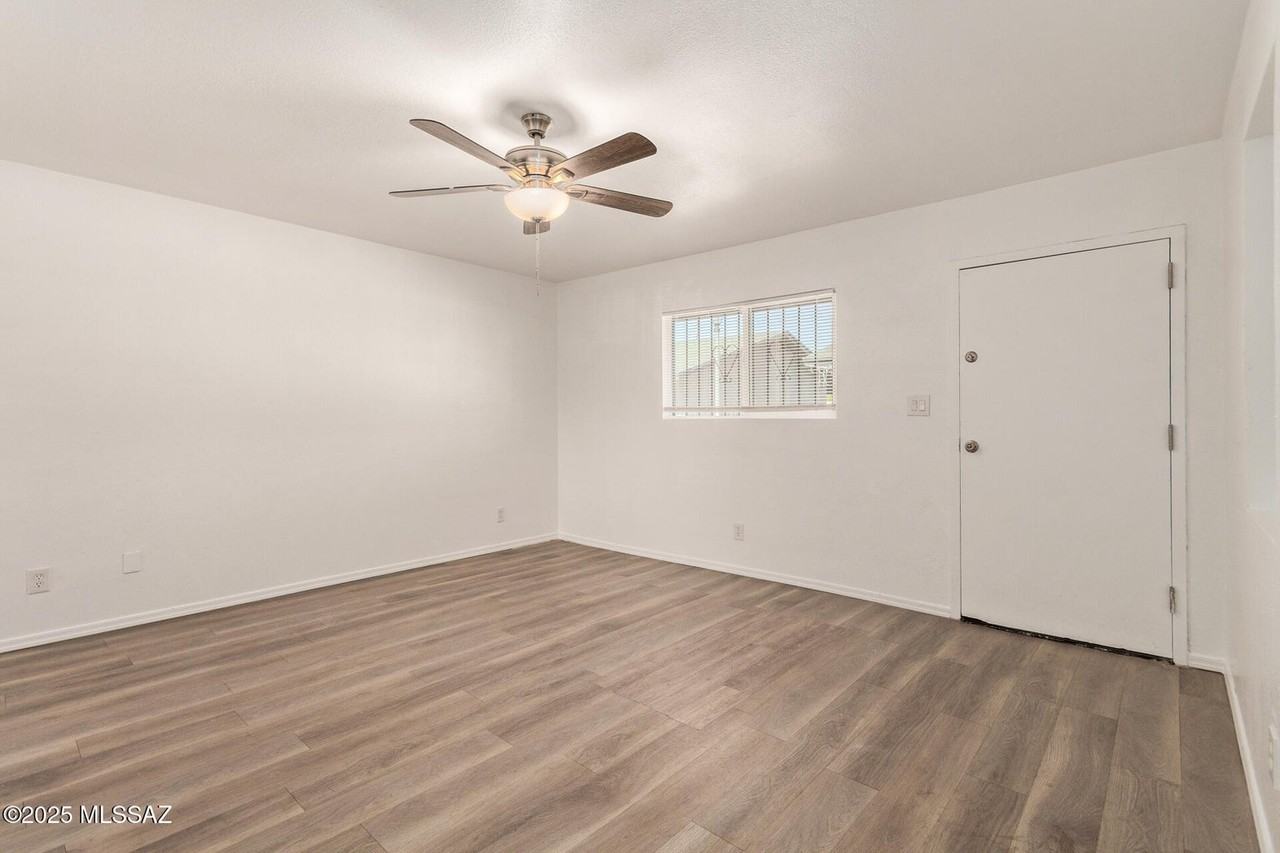 137 S Grande Ave #4 - Photo 3 of 10