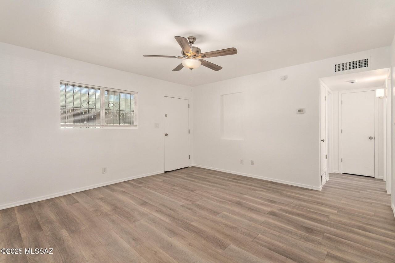 137 S Grande Ave #4 - Photo 4 of 10