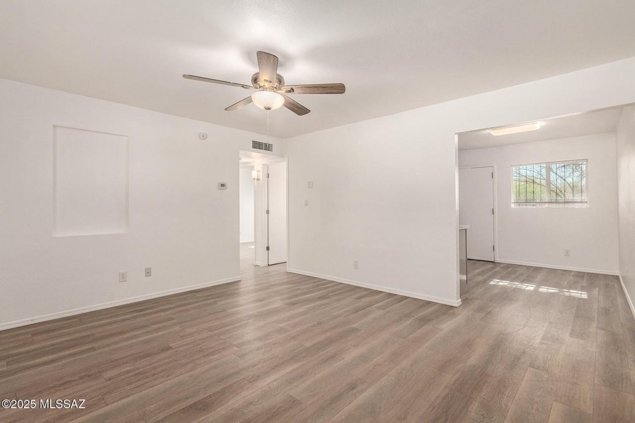137 S Grande Ave #4 - Photo 5 of 10