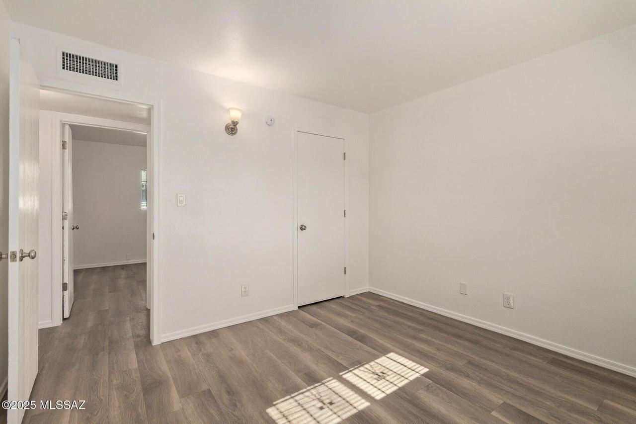 137 S Grande Ave #4 - Photo 6 of 10