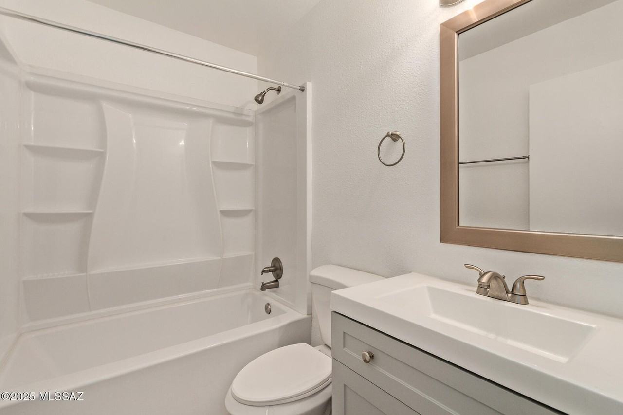 137 S Grande Ave #4 - Photo 7 of 10